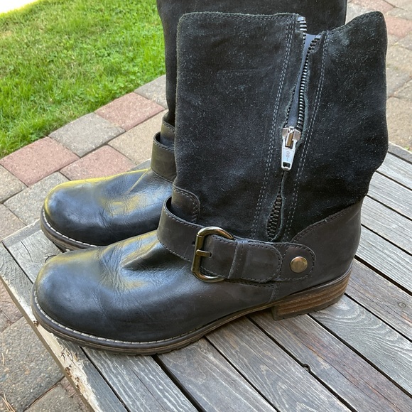 Clarks boots suede/leather top, zip up side. Buckle trim - Picture 2 of 7
